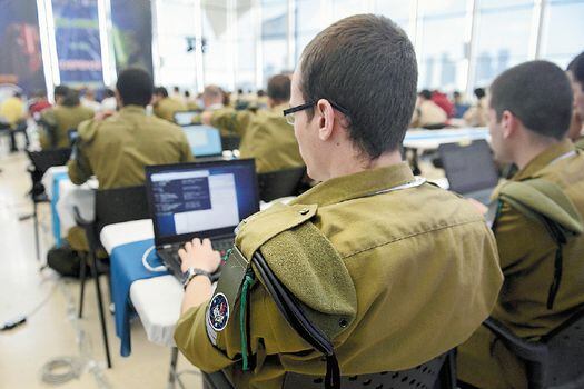 Los soldados con autismo trabajan en unidades de inteligencia militar. / IDF