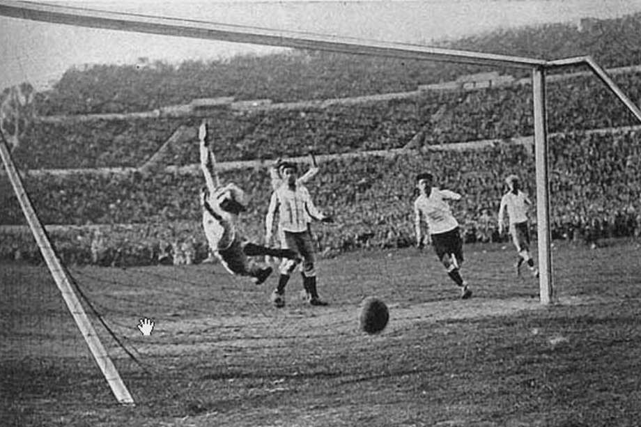 Uruguay fue el primer campeón en la Copa del Mundo. Héctor Castro marcó el cuarto gol de la selección y Uruguay ganó 6 a 1 contra Argentina.