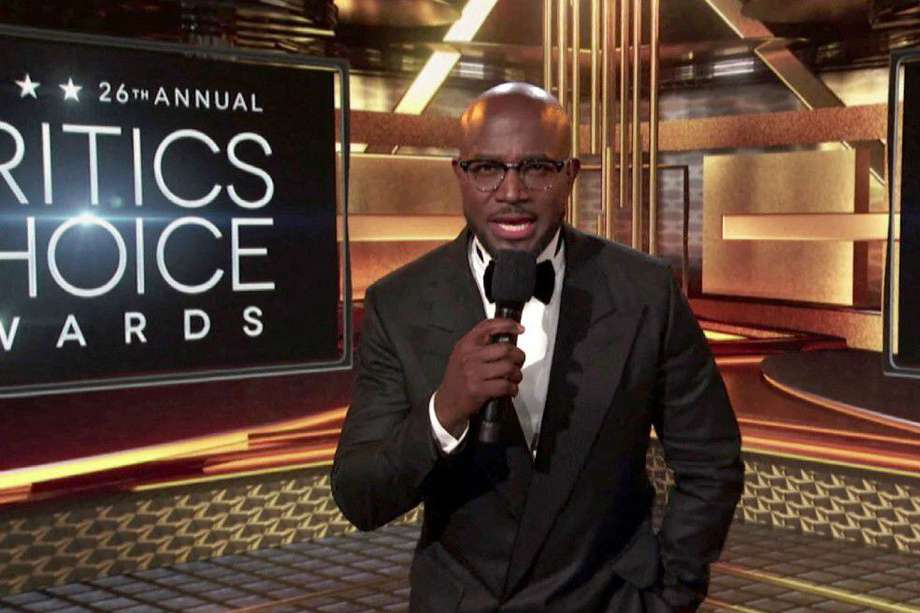 Taye Diggs presentando la 26 edición anual de los Critics Choice Awards.