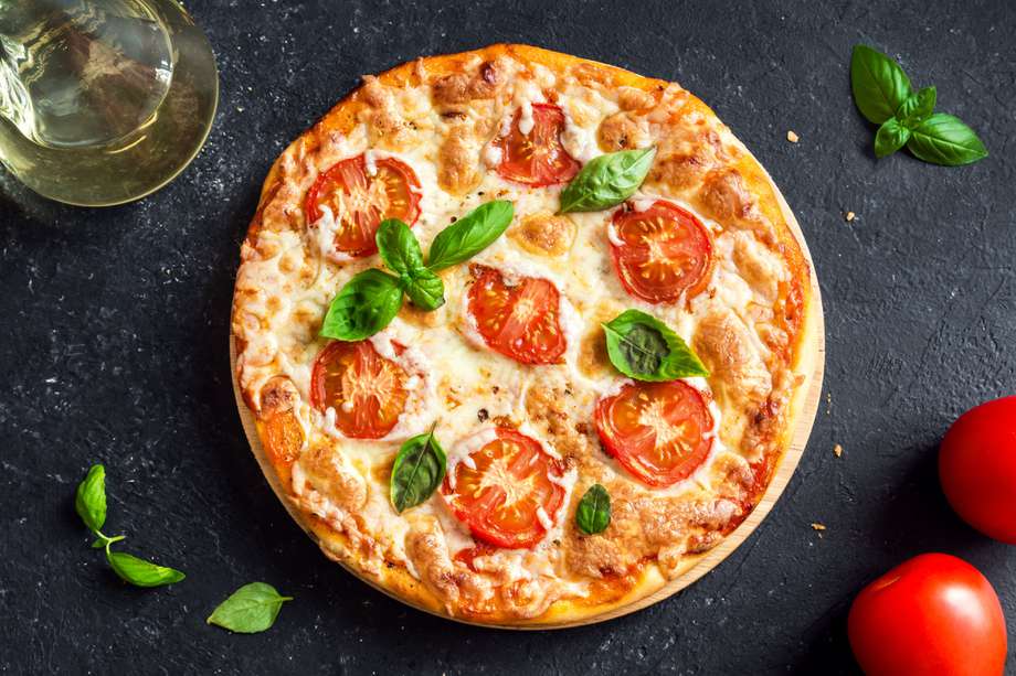 La pizza margarita es muy fácil de hacer en casa y no requiere muchos ingredientes. Es, incluso, la preparación base para muchas otras propuestas de acuerdo a sus gustos.