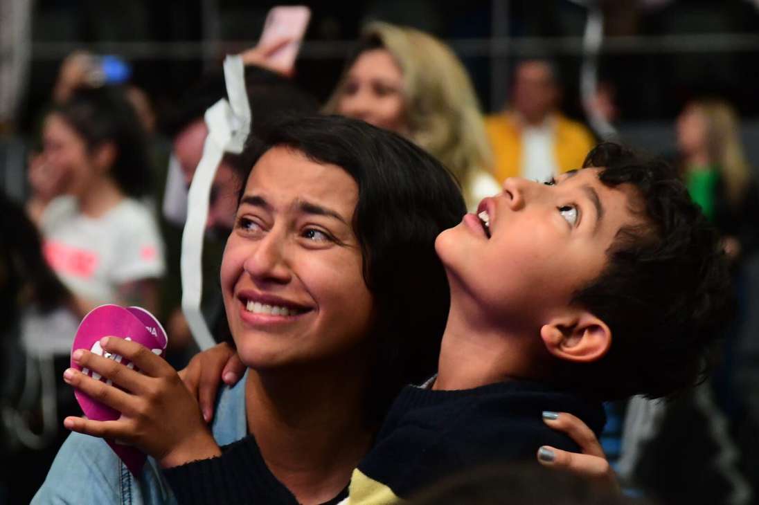 Miles de seguidores de Gustavo Petro celebran su elección como nuevo presidente de Colombia en el Movistar Arena en Bogotá.
