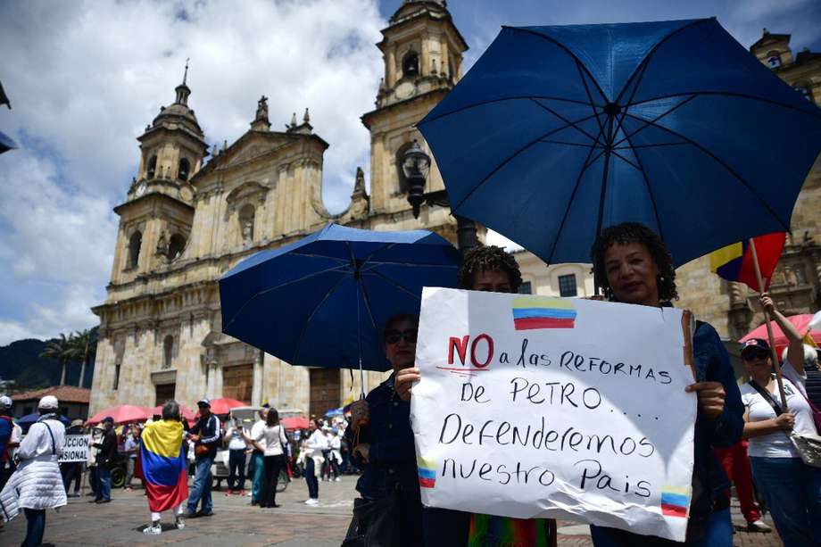 Marchas en Bogotá contra las reformas del presidente Petro.
