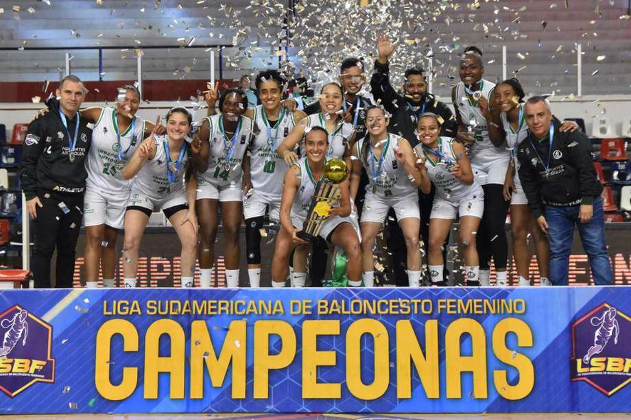 Jennifer Muñoz (centro) levanta el trofeo de Liga Sudamericana de Baloncesto Femenino en compañía del plantel de Indeportes Antioquia.