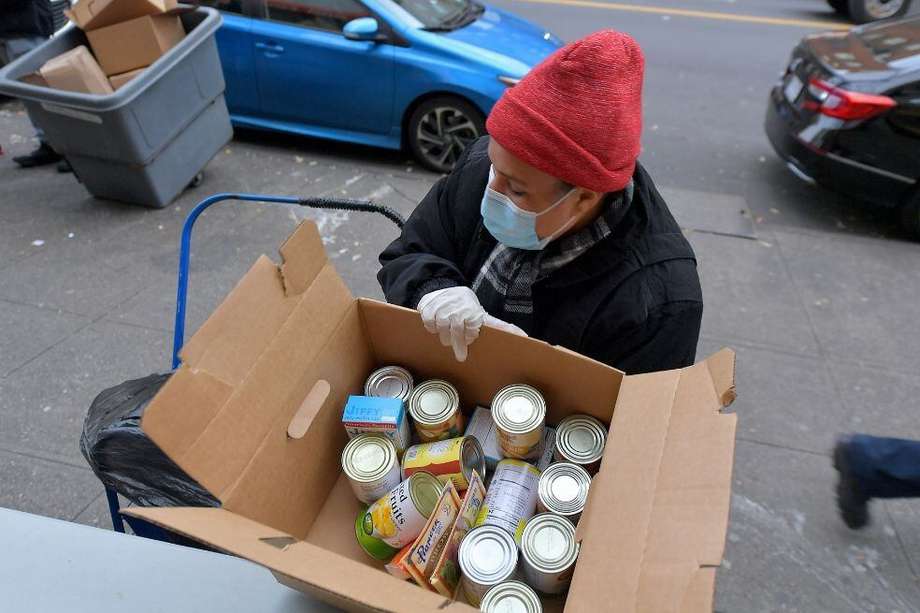 El banco de comida de Nueva York distribuye comidas de Acción de Gracias para llevar en la ciudad de Nueva York.
