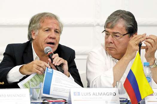 Luis Almagro, secretario general de la OEA, visitó zonas fronterizas con el canciller, Carlos Holmes Trujillo./ EFE