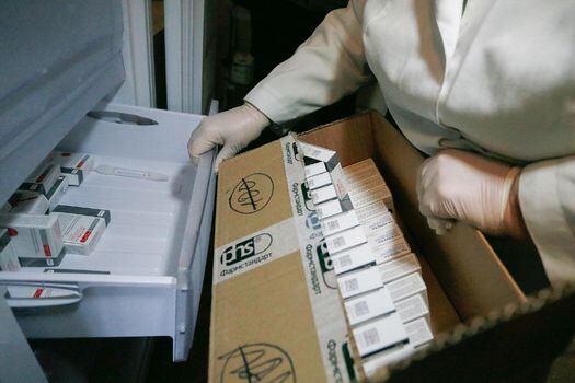 Paquetes de la vacuna rusa Sputnik contra el COVID-19 son almacenadas en una nevera en Ucrania.