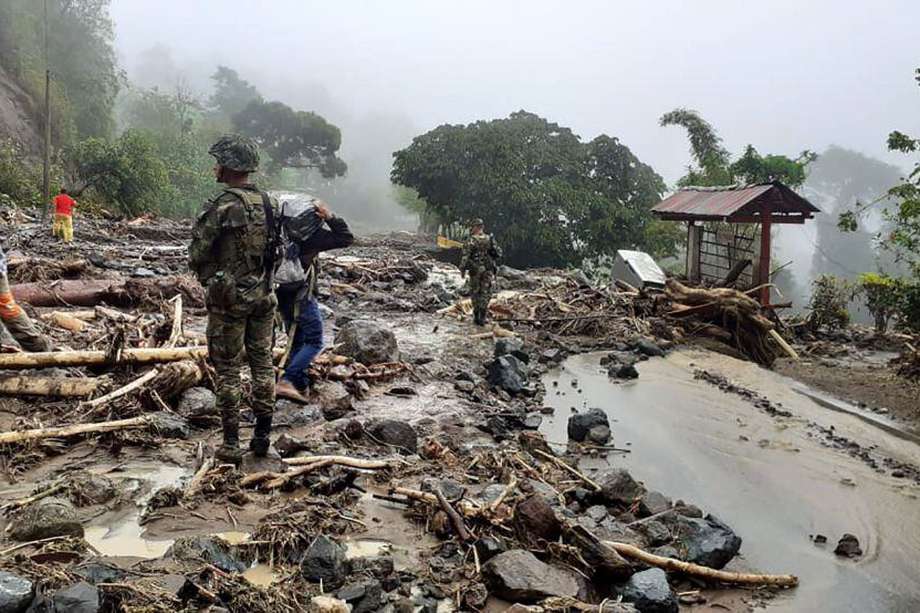 Fotografía cedida hoy por el Ejército Nacional de Colombia que muestra el lugar donde ocurrió un deslizamiento de tierra por las fuertes lluvias en la vía Uramita-Dabeiba, en Antioquia (Colombia).