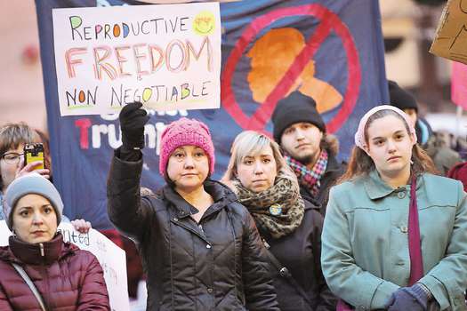 Mujeres protestan por las políticas represivas en derechos reproductivos en Estados Unidos. / AFP
