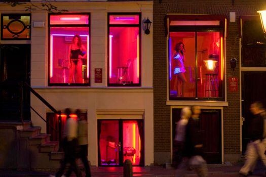 Prostitutas de Amsterdam se manifiestan contra el cierre de vitrinas