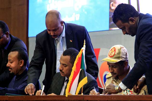 Militares y civiles firman declaración constitucional para transición del poder en Sudán