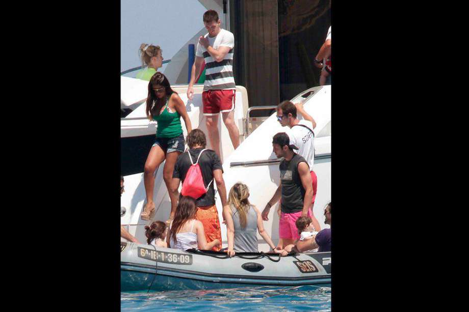 Leo Messi y Cesc Fàbregas junto a sus familias en Ibiza. / Bang Showbiz