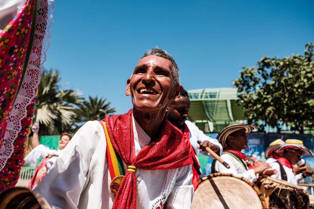 Hombre que baila al ritmo de las tamboras, instrumento tradicional de Barranquilla y sus al rededores.
