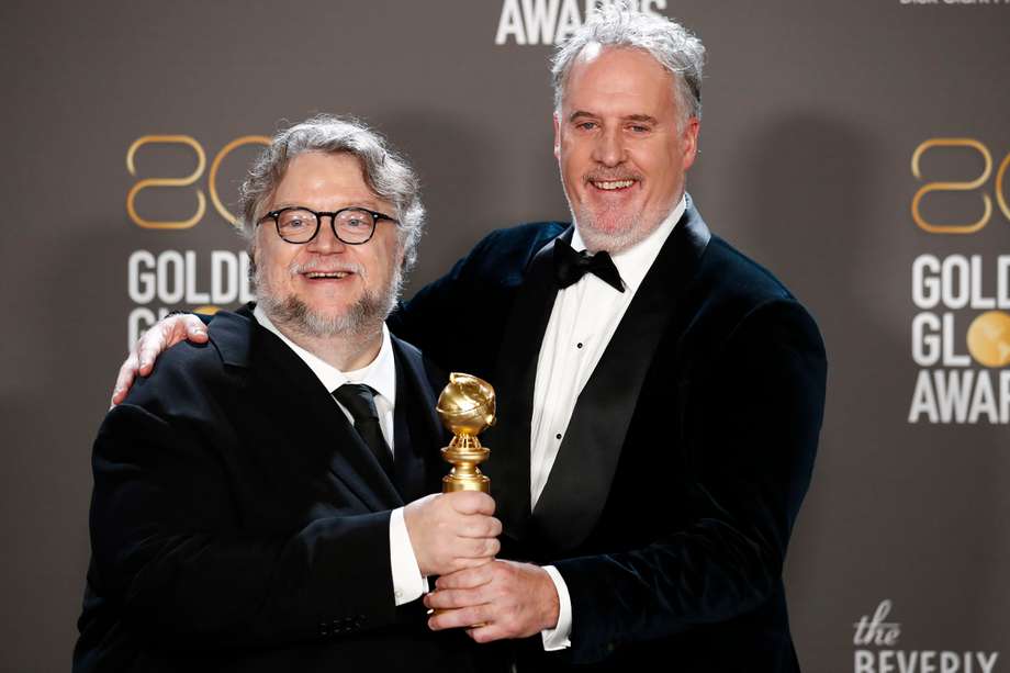 Guillermo del Toro (izq.) y Mark Gustafson (der.) posan con su galardón por mejor película animada. 