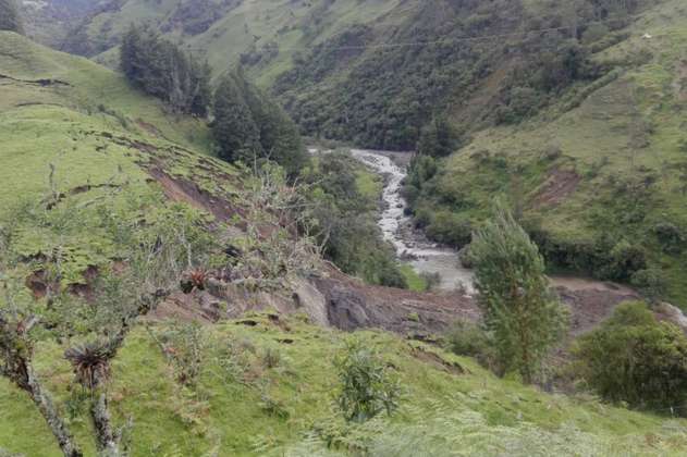 Alerta por lluvias en La Calera: 35 familias evacuadas por alud de tierra
