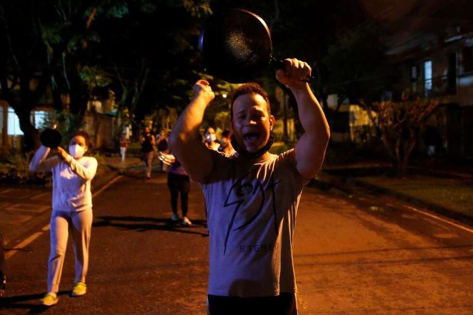 Un hombre golpea una cacerola durante una protesta contra la reforma tributaria propuesta por el gobierno de Iván Duque en Cali (Colombia).