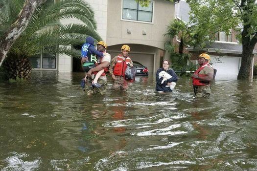 Soldados de la Guardia Nacional de Texas mientras rescatan a una familia de una zona inundada.  /  Lt. Zachary West (EFE) 