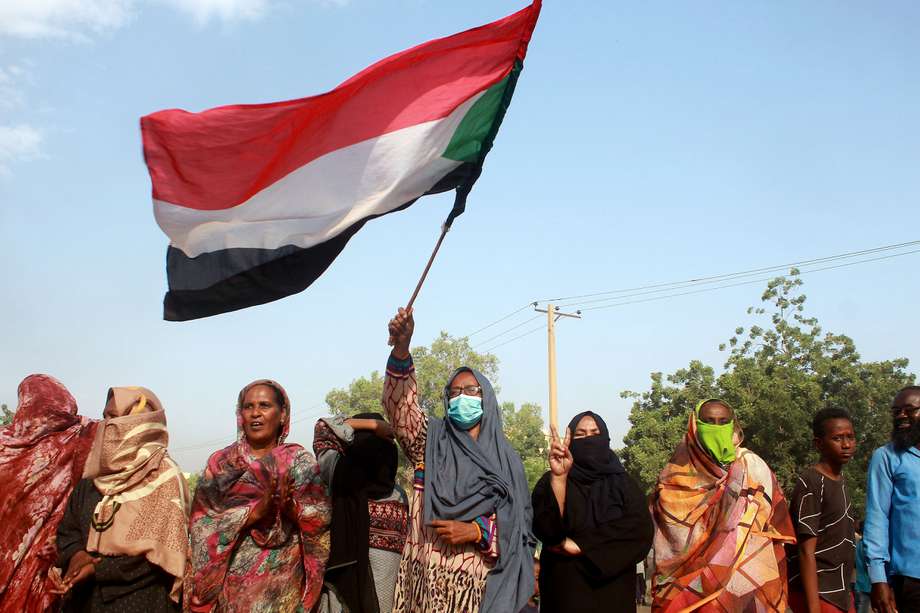 Frente a la toma del poder por parte de las Fuerzas Armadas en Sudán, la sociedad civil ha manifestado su oposición en las calles. 