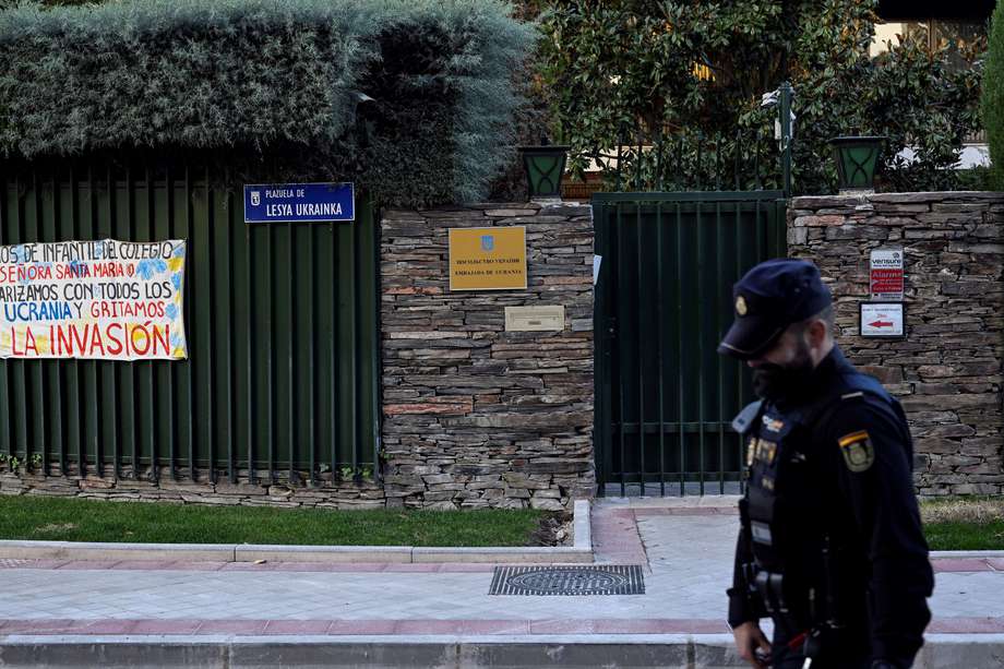 Un policía español hace guardia junto a la embajada de Ucrania en Madrid el 2 de diciembre de 2022.