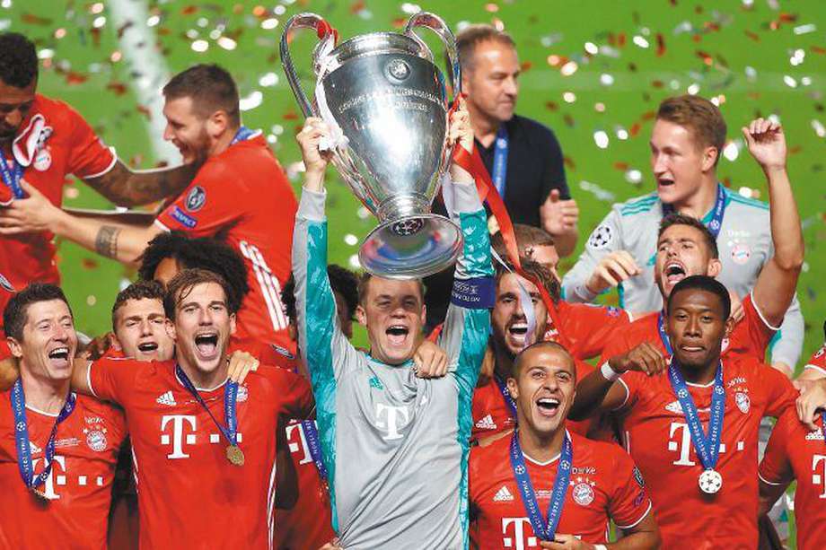 Los jugadores del Bayern Múnich levantan el trofeo de la UEFA Champions League, certamen que ganaron con rendimiento perfecto.