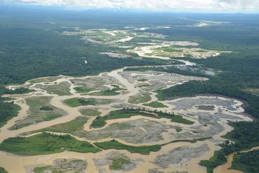 Vista aérea de bosque deforestado por minería de oro en el río Quito, departamento del Chocó, Colombia.