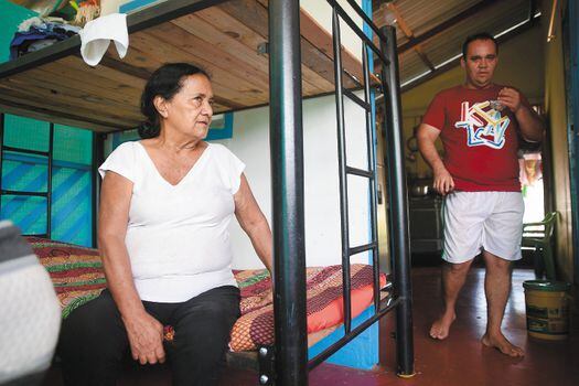 Herlinda Páez de Fonseca, de 73 años, y su nieto Yeison Ascencio Medina cumplen detención domiciliaria en el espacio de reincorporación de la vereda Colinas, en San José del Guaviare.  / Gustavo Torrijos