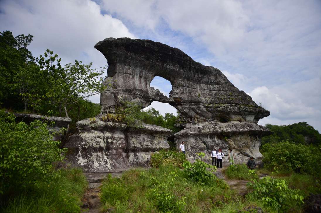 Cerro Azul es un yacimiento arqueológico ubicado entre “la Serranía de la Lindosa y montañas rocosas del escudo guayanes”, y es considerado uno de los mayores atractivos turísticos del Guaviare.