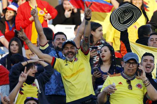 Hinchas de Colombia animan en un partido de las Eliminatorias Sudamericanas para la Copa Mundial de Fútbol 2026 entre Chile y Colombia.