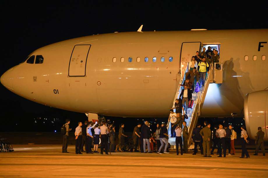 Este miércoles, por ejemplo, el primer avión de rescate de la fuerza aérea brasileña llega a Brasilia desde Tel Aviv. El avión llegó a la capital de Brasil alrededor de la 4 de la madrugada de este miércoles. Fueron rescatados 211 brasileños que se encontraban en la región donde se desarrolla el conflicto armado. EFE/Luis Nova
