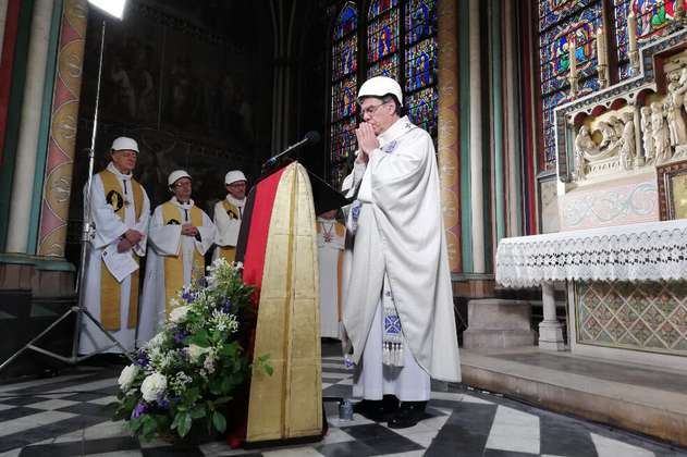 ¿Sacerdotes con cascos?: Así fue la primera misa en Notre Dame tras el incendio 