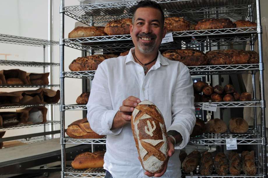 Don Guerra, ganador del "Oscar" de la panadería en Estados Unidos por los panes artesanales hechos con harina de granos producidos localmente que vende en su local en el centro de Tucson (Arizona).