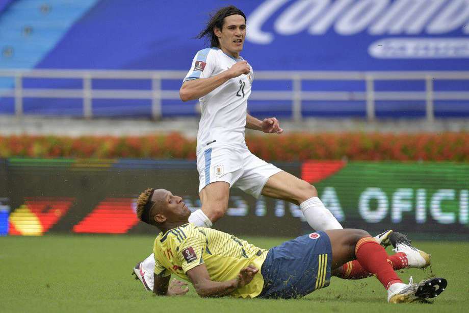 Momento en el que Édinson Cavani anota el gol de Uruguay con el que se abrió el marcador en Barranquilla.