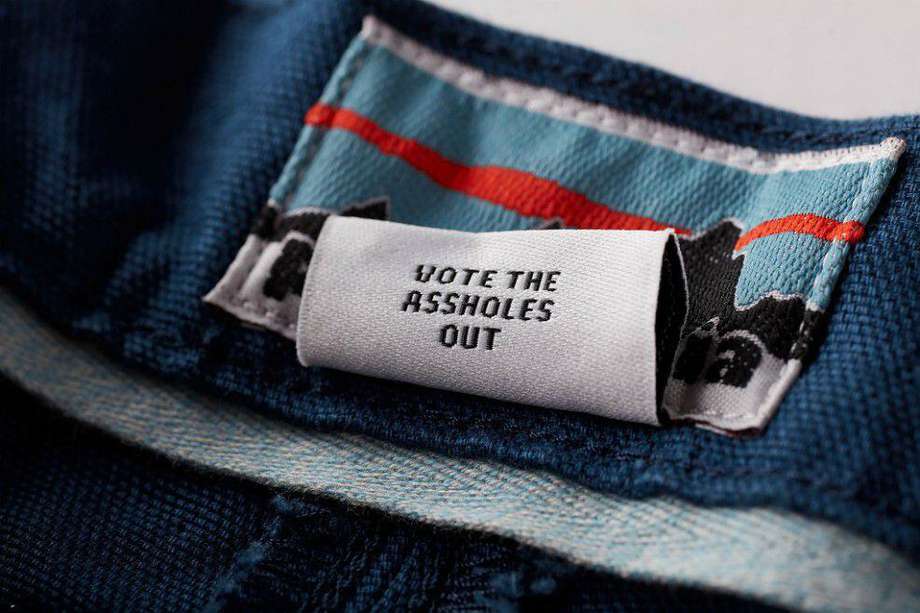 La marca de ropa Patagonia incluyó en una colección de sus prendas el mensaje que invita a no votar por los negacionistas del cambio climático.