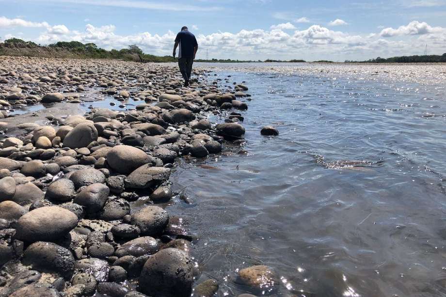 Cormacarena ha suspendido el vertimiento que hace Ecopetrol al río Guayuriba desde los campos Chichimene, Acacías y Castilla. Esto obedece a la observción de residuos de petróleo en la margen del río Guayuriba.