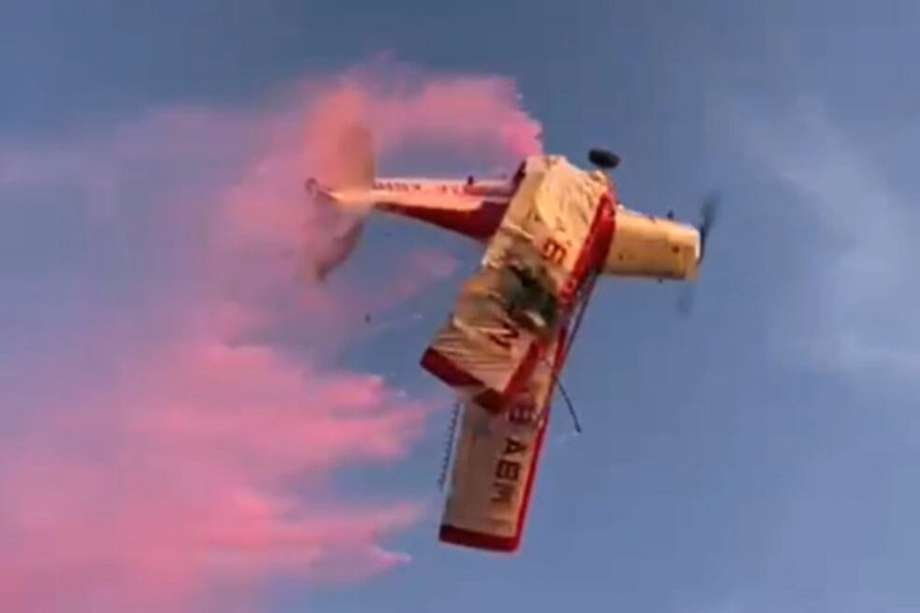 El ala de la avioneta tipo Cessna sucumbió a la fricción del aire y se desplomó después de haber lanzado la sustancia rosa.