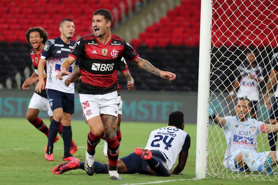 Matheus Soares, de Flamengo, celebra uno de los goles con los que venció este miércoles a Júnior.