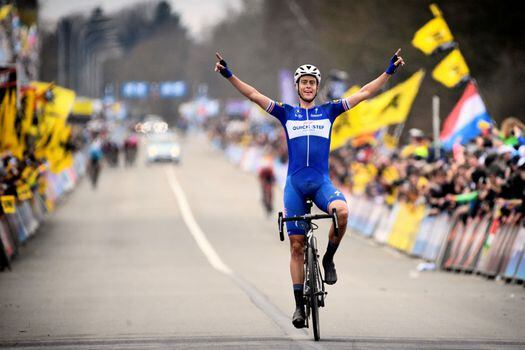 Nikki Terpstra celebra su victoria en Flandes.  / AFP