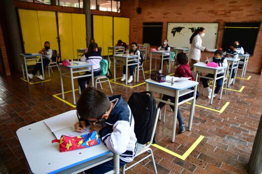 Estudiantes regresan a clases presenciales en los colegios públicos de Bogotá, durante la pandemia por Covid-19.