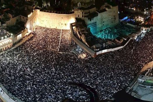 Horas antes de que empezara la jornada más solemne del judaísmo, Yom Kipur, decenas de miles de judíos pidieron el perdón de Dios frente al milenario Muro de las Lamentaciones de Jerusalén. / EFE