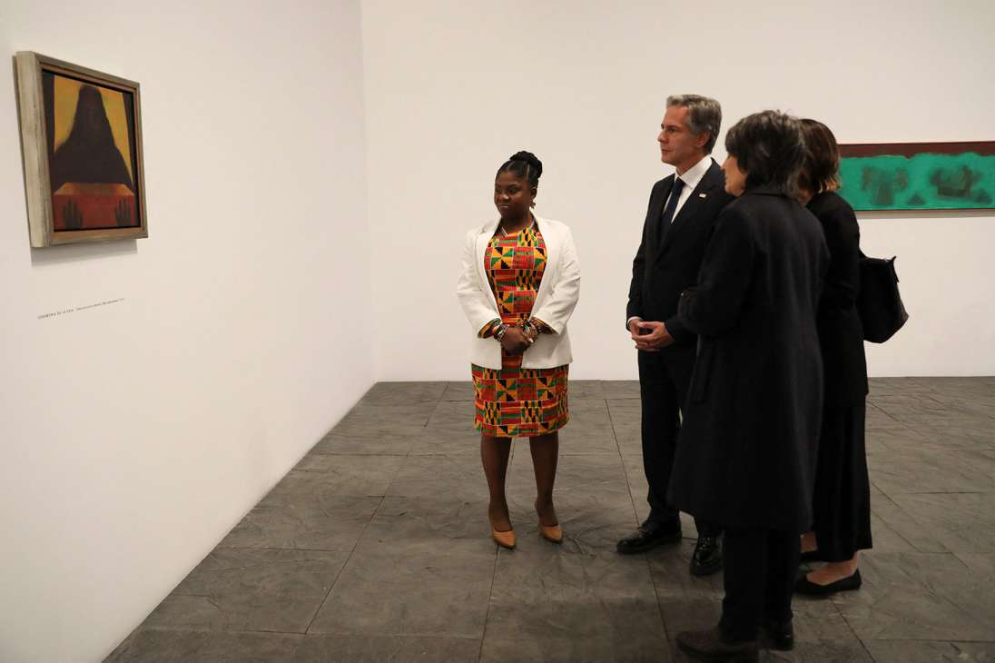 El secretario de Estado de EE. UU., Antony Blinken (2.° der.) y la vicepresidenta de Colombia, Francia Márquez (izq.), visitan el Museo Fragmentos