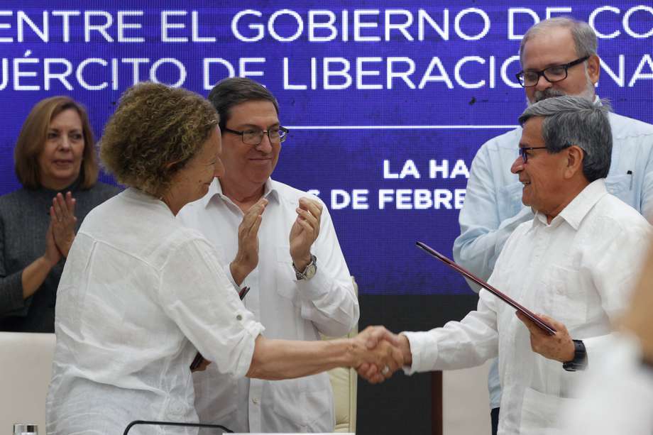 Pablo Beltrán (d), jefe negociador del ELN; Vera Grabe (i), jefa del equipo de negociación del Gobierno de Colombia, y Bruno Rodríguez (c), ministro de Relaciones Exteriores de Cuba, participan durante una sesión del sexto ciclo de negociaciones.
