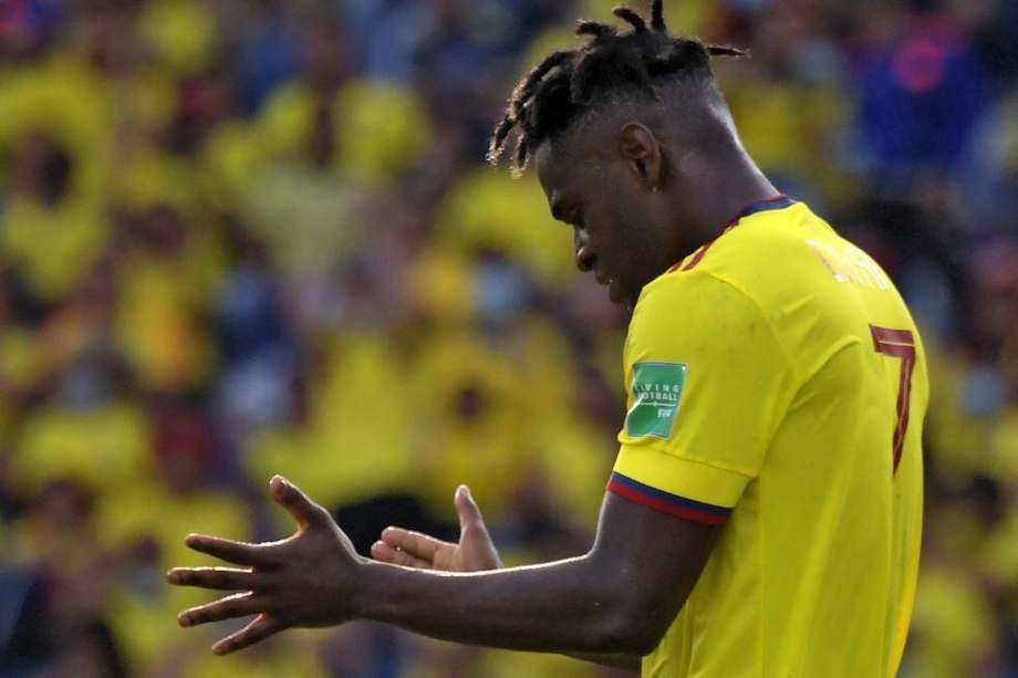 Duván Zapata se lamenta tras no poder anotar en el partido de Colombia contra Ecuador.