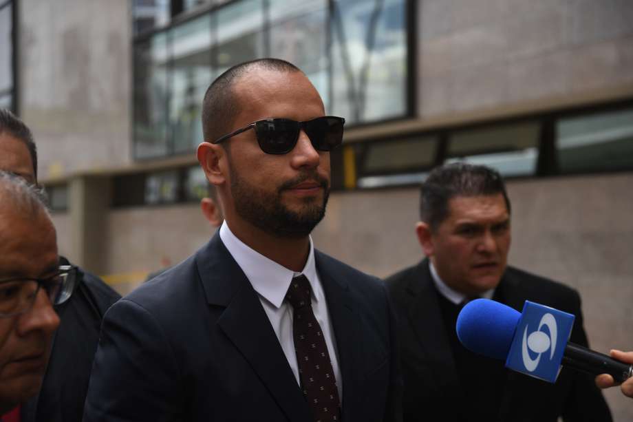Diego Cadena es acusado de intentar sobornar a testigos como Carlos E. Vélez para que hablaran en favor de Álvaro Uribe. 