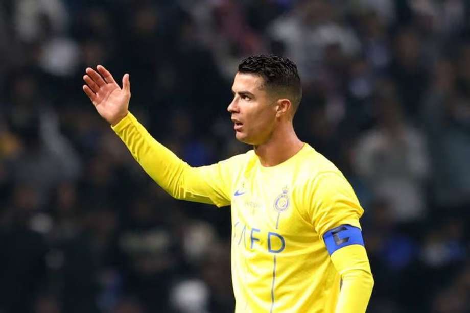 Cristiano Ronaldo se muestra frustrado cuando Al Nassr perdió ante Al Hilal en Riad.