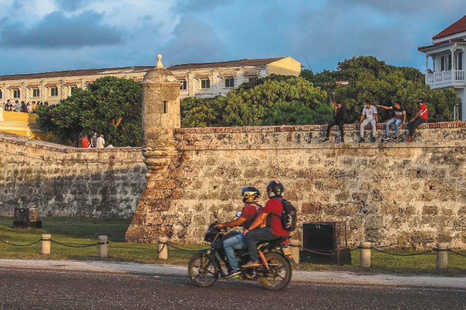 People enjoy the evening on the fortress walls of Cartagena's Old City, in Cartagena, Colombia, on October 2, 2020, following the easing of measures imposed by the Colombian government to stop the spread of Covid-19. / AFP / JOAQUIN SARMIENTO
