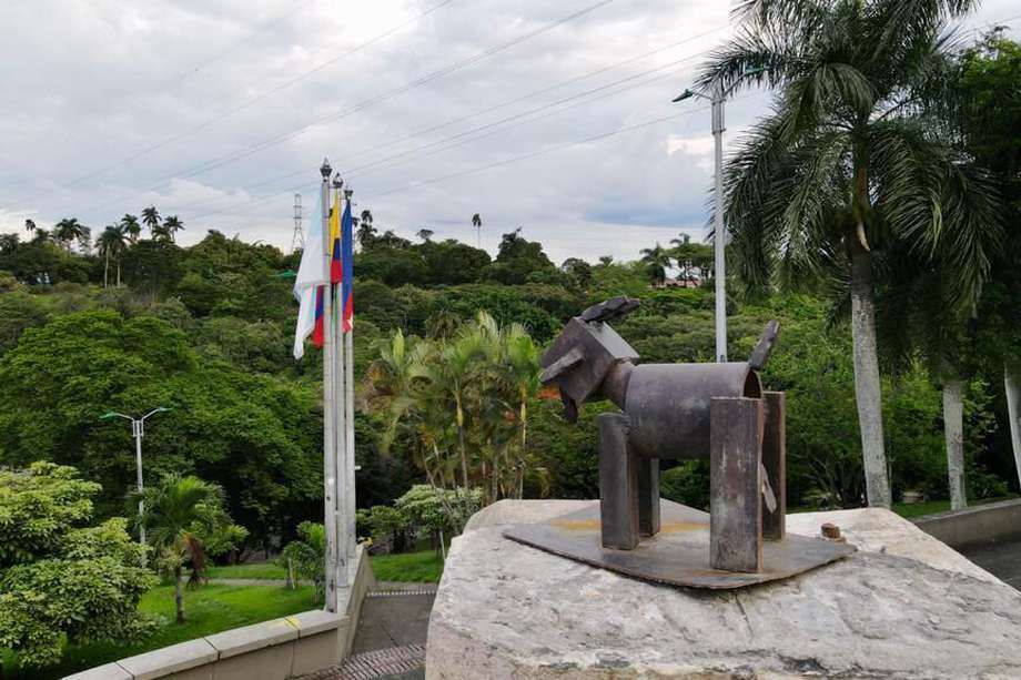 El 28 de abril, el primer día de Paro nacional, indígenas Misak derrumbaron la estatua de Sebastián de Belalcázar. En medio del revuelo por lo sucedido, algunos vecinos, comerciantes y visitantes caleños ayudaron a situar la estatua de una cabra en su lugar.