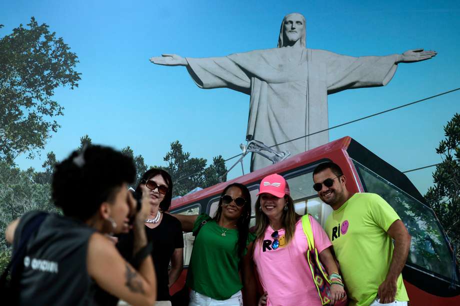 Turistas posan para fotos antes de abordar el tren del Corcovado, en Río de Janeiro (Brasil). 