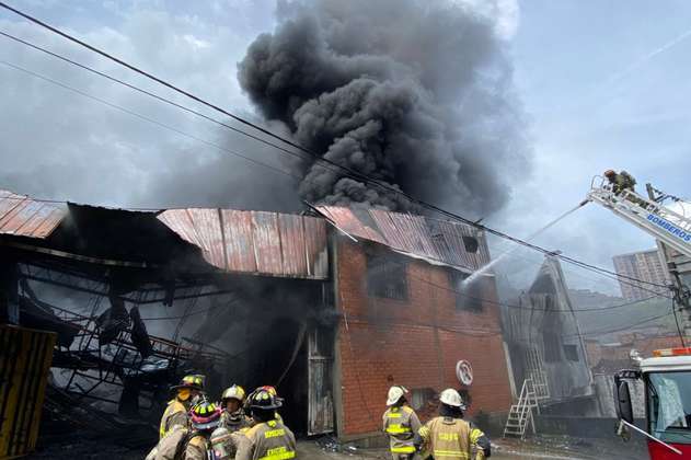 Incendio en Envigado: se quema una fábrica de icopor