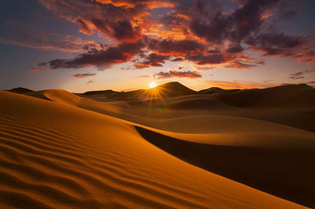 Desierto del Sáhara, primeras luces del día en un paraje inhóspito

Hablando de paisajes inhóspitos y únicos, el desierto del Sáhara es otro de esos lugares donde disfrutar de las primeras luces del día de una forma original y realmente romántica. Ya sea en Túnez o Marruecos, existen múltiples excursiones para vivir en primera persona la salida del sol en este lugar. Si se quiere vivir una experiencia al más puro estilo beduino, una muy buena opción es reservar una noche en el desierto del Sáhara, ya que incluye alojamiento en un campamento de lujo en mitad de las dunas.