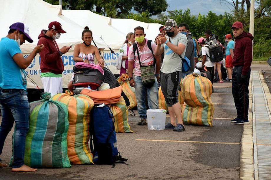 Ciudadanos venezolanos saliendo del refugio en Tienditas para ser trasladados al Puente Simón Bolívar y cruzar a Venezuela.