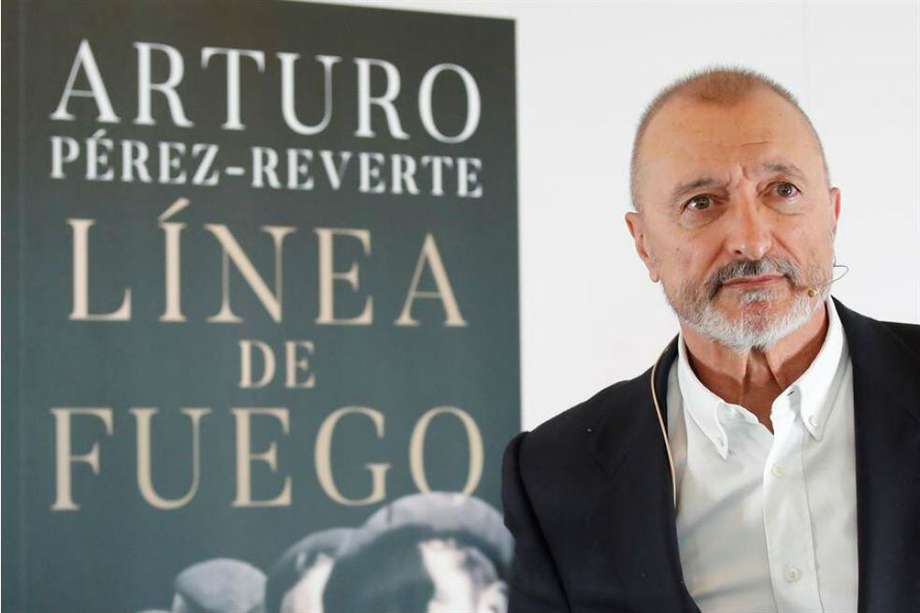 El escritor Arturo Pérez-Reverte durante la presentación de su última novela "Línea de fuego", la primera en la que aborda de forma directa la Guerra Civil española.